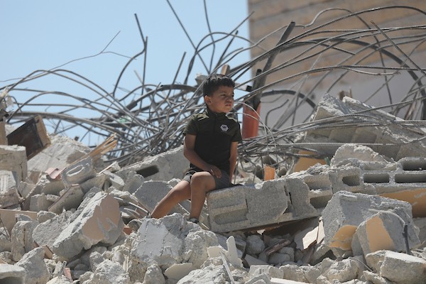 يجلس فلسطينيون على أنقاض منزل هدمته القوات الإسرائيلية في بلدة بيت عوا، جنوب الخليل، بالضفة الغربية ، في 20 يوليو/تموز 2026.صورة: مأمون وزواز