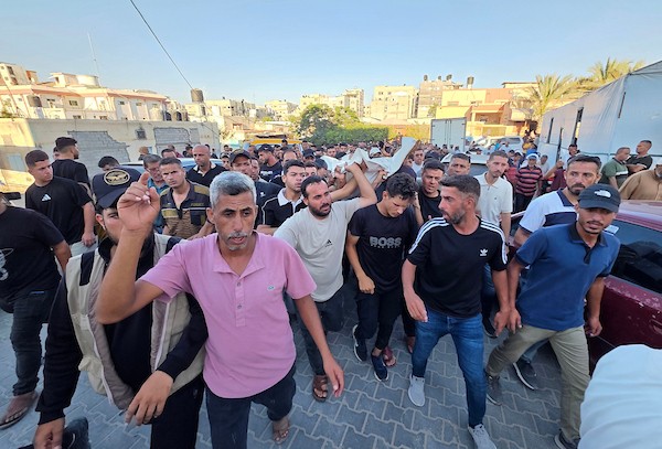 ودّع المشيّعون جثامين ثلاثة فلسطينيين كانوا يعملون على تأمين إيصال المساعدات، بعد استشهادهم في غارة جوية إسرائيلية استهدفت مركبتهم، جنوب خان يونس 20 يوليو/تموز 2026. صورة: طارق محمد