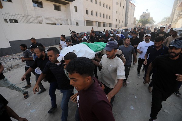 ودّع المشيّعون جثماني فلسطينيين اثنين قُتلا في غارة جوية إسرائيلية استهدفت خيمة تأوي نازحين في منطقة الشيخ عجلين، جنوب غرب مدينة غزة، في 15 يوليو/تموز 2026. ووقعت الغارة مساء 14 يوليو/تموز. صورة: بلال أسامة
