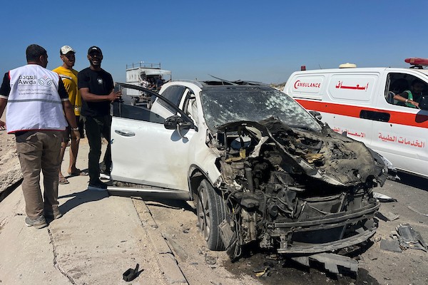 انتشل مسعفون جثة فلسطيني وأجلوا جرحى من موقع غارة إسرائيلية استهدفت مركبة مدنية غرب مخيم النصيرات للاجئين وسط قطاع غزة، في 11 يوليو/تموز 2026. صورة: حسن الجدي