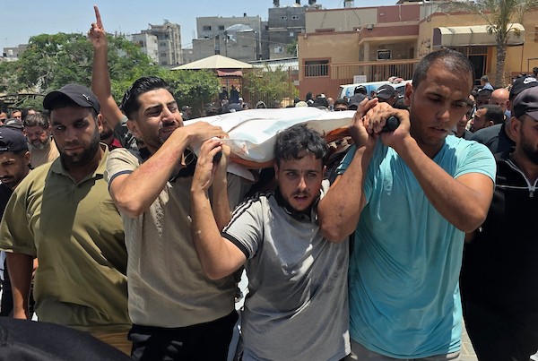 تجمع المشيعون خلال جنازة زياد زكريا اللحام وأشرف العماسي في خان يونس، جنوب قطاع غزة، في 6 يوليو/تموز 2026.صورة: طارق محمد