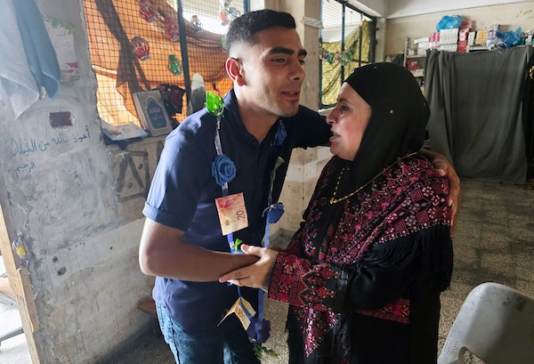 احتفل طلاب فلسطينيون وعائلاتهم بإعلان نتائج امتحانات التوجيهي (الثانوية العامة) وسط الخيام والملاجئ الجماعية والمنازل المتضررة في خان يونس، جنوب قطاع غزة، في 24 يوليو/تموز 2026. (صورة: طارق محمد)