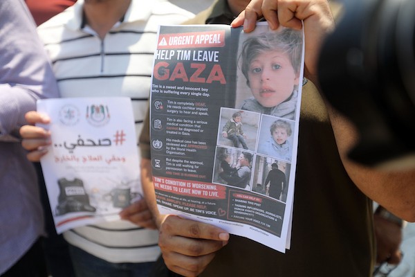 صحفيون فلسطينيون يشاركون في وقفة تضامنية مع زملائهم الجرحى والمرضى أمام خيمة الصحفيين في مدينة غزة، في 22 يوليو/تموز 2026.تصوير: بلال أسامة