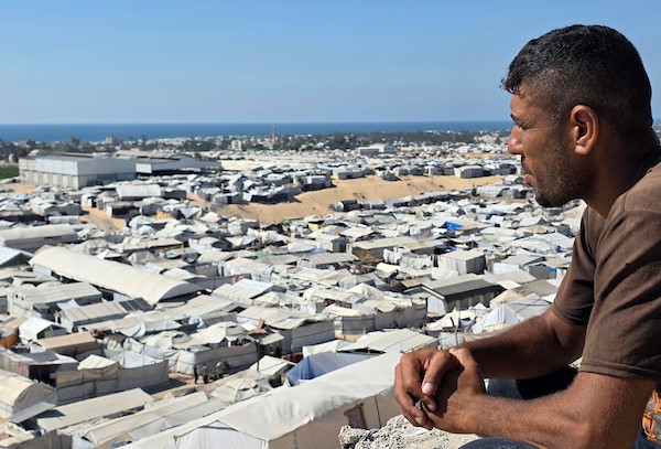 تُظهر صور عامة خيامًا مؤقتة تأوي نازحين فلسطينيين تمتد على طول الساحل غرب خان يونس في جنوب قطاع غزة، في 4 يوليو/تموز 2026.تصوير: طارق محمد