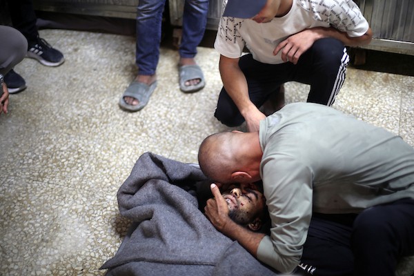 واجب العزاء الأخير لجثماني فلسطينيين استشهدا في غارة جوية إسرائيلية على مخيم جباليا شمال قطاع غزة، في مستشفى الشفاء بمدينة غزة في 23 يوليو/تموز 2026.