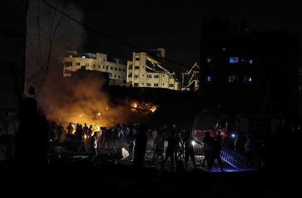يتفقد فلسطينيون الأضرار التي لحقت بمبنى إثر غارة جوية إسرائيلية على شارع الجلاء وسط مدينة غزة، قطاع غزة، في 23 يوليو/تموز 2026. صورة: عمر أشتوي