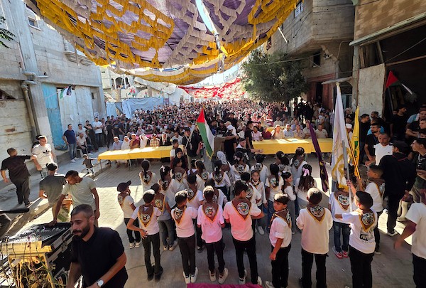 طلاب متفوقون وعائلاتهم خلال حفل تكريم أوائل الثانوية العامة في خان يونس، جنوب قطاع غزة، 28 يوليو/تموز 2026. تصوير: طارق محمد.