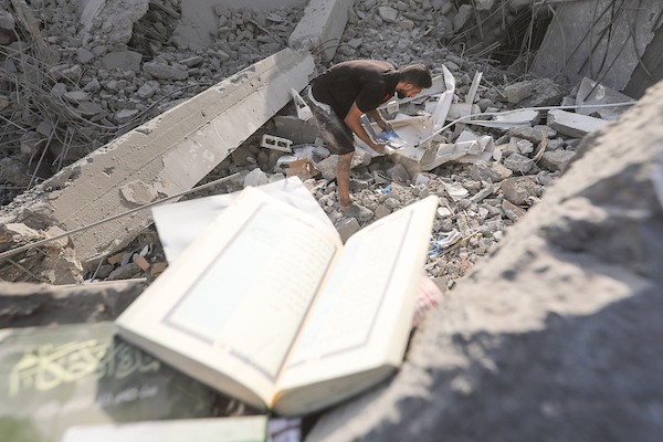 يتفقد فلسطينيون الأضرار التي لحقت بمسجد النور عقب هجوم على مخيم البريج للاجئين، وسط قطاع غزة، في 24 يوليو/تموز 2026. صورة: معز صالحي