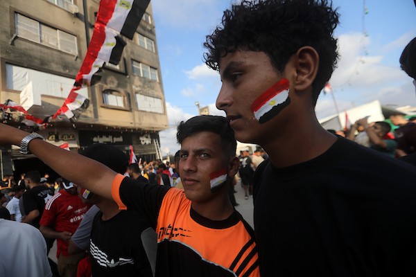 يتابع فلسطينيون البث المباشر لمباراة دور الـ16 من بطولة كأس العالم لكرة القدم بين مصر والأرجنتين في مدينة غزة يوم الثلاثاء 7 يوليو/تموز 2026. صورة: بلال أسامة