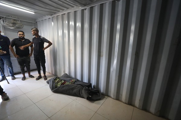 في 22 يوليو/تموز 2026، نقل فلسطينيون جثمان رجل استشهد في غارة جوية إسرائيلية، إلى جانب  رجل آخر أُصيب في الغارة نفسها، إلى مستشفى العودة في مخيم النصيرات للاجئين، وسط قطاع غزة.(صورة: حسن الجدي)