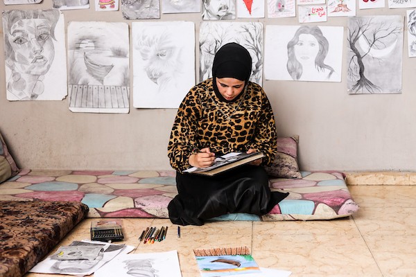روان شاهين تشارك أطفالًا أنشطة الرسم والحرف اليدوية في النصيرات وسط قطاع غزة، 28 يوليو/تموز 2026. تصوير: معز صالحي.