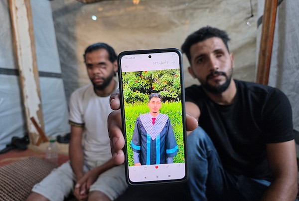 الشقيقان محمد دبور وموسى دبور داخل خيمة للنازحين في خان يونس، جنوب قطاع غزة، في 9 يوليو/تموز 2026. فقد محمد بصره بالكامل، فيما فقد موسى عينه اليسرى، إثر حادثة قرب مركز لتوزيع المساعدات في يوليو/تموز 2025 أودت بحياة شقيقهما حسين.(تصوير: طارق محمد)