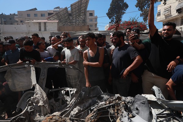 تجمّع فلسطينيون في موقع غارة إسرائيلية استهدفت مركبة غرب مدينة غزة، قطاع غزة، في 9 يوليو/تموز 2026.صورة: هادي داود
