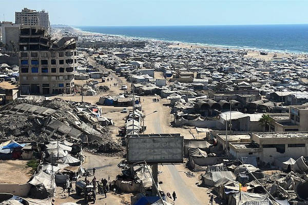 صورة عامة لخيام تأوي الفلسطينيين النازحين، تمتد على طول الساحل غرب مدينة غزة وبين أنقاض المباني التي دمرت خلال الحرب، في 1 يوليو/تموز 2026. تصوير: هادي داود