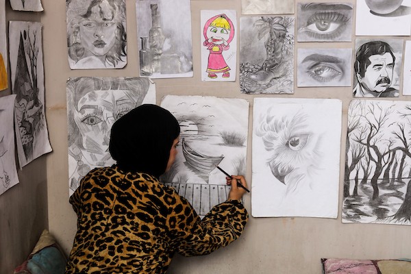 روان شاهين تشارك أطفالًا أنشطة الرسم والحرف اليدوية في النصيرات وسط قطاع غزة، 28 يوليو/تموز 2026. تصوير: معز صالحي.