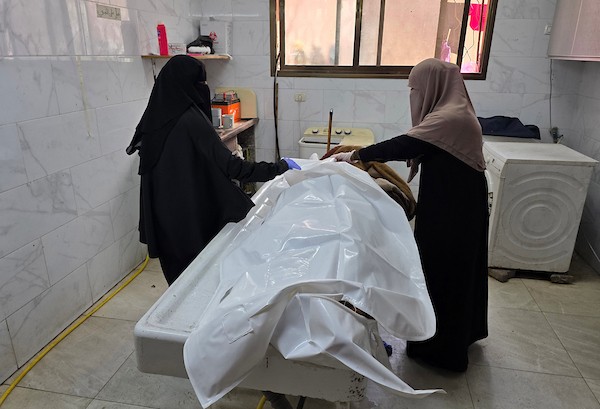 يحمل المسعفون جثتي رجل وامرأة فلسطينيين، بالإضافة إلى عدد من الجرحى، لدى وصولهم إلى مجمع ناصر الطبي في خان يونس، جنوب قطاع غزة، في 25 يوليو/تموز 2026.صورة: طارق محمد