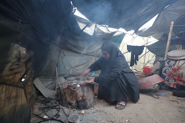 فلسطينيون نازحون يعيشون في خيام مهترئة متجمعة في دير البلح، وسط قطاع غزة، في 30 يونيو/حزيران 2026، وسط نقص حاد في الغذاء والمياه والخدمات الأساسية. تصوير: حسن الجدي