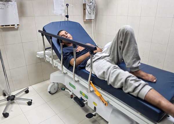 وصل أسرى مُفرج عنهم إلى مستشفى ناصر في خان يونس، جنوب قطاع غزة، على متن سيارات تابعة للصليب الأحمر، في 6 يوليو/تموز 2026.صورة: طارق محمد