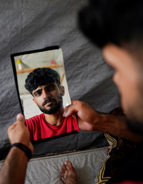 يقف الشاب الفلسطيني نبيل العرير، من حي الشجاعية شرقي مدينة غزة، لالتقاط صورة في 3 يوليو/تموز 2026، بعدما فقد إحدى عينيه وأصيبت الأخرى بجروح بالغة جراء غارة إسرائيلية سابقة استهدفت منزل عائلته.تصوير: محمد أبو القمصان
