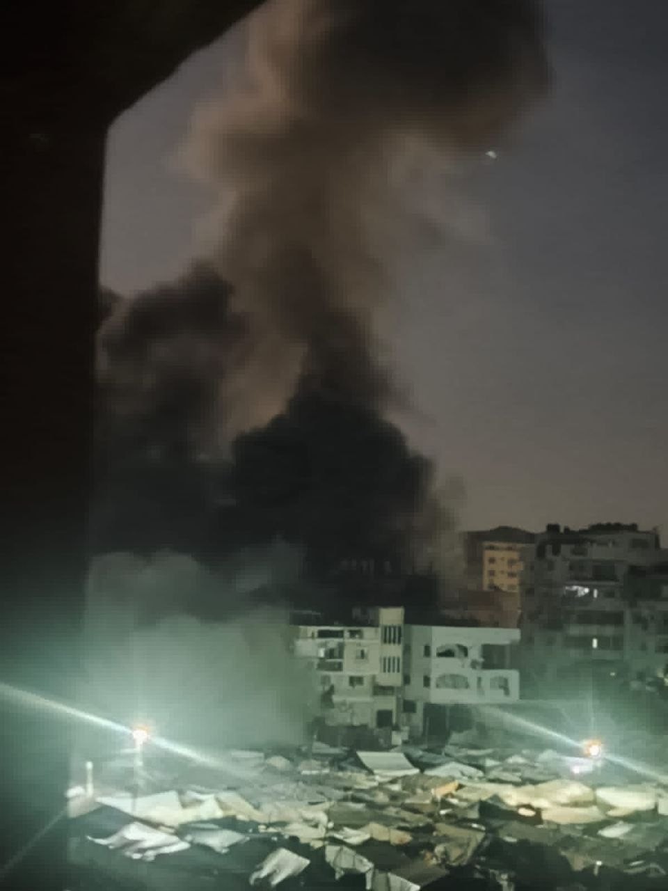 استهداف منزل في مخيم الشاطئ.jpg