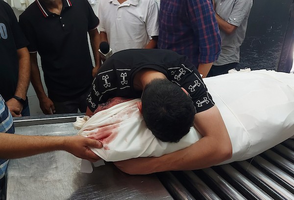 تجمّع المشيّعون حول جثمان عبد الناصر محمد المقدّمة، 54 عامًا، مدير شرطة محافظة شمال غزة، خلال جنازته في مستشفى الشفاء بمدينة غزة، في 25 يوليو/تموز 2026. صورة: محمد صالحة