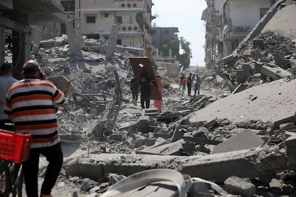 فلسطينيون يتفقدون الأضرار التي لحقت بمنازلهم في حي الشجاعية شرقي مدينة غزة، ويبحثون بين الركام عن ممتلكاتهم، عقب غارات إسرائيلية وتوغل بري في المنطقة، 27 تموز/يوليو 2026. تصوير: بلال أسامة