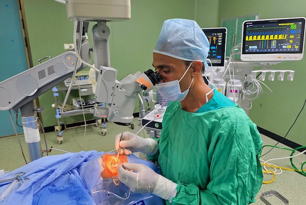 عملية زرع قرنية لفتاة تبلغ من العمر 12 عامًا في مجمع ناصر الطبي بخان يونس جنوب قطاع غزة، في 21 يوليو/تموز 2026.(صورة: طارق محمد)
