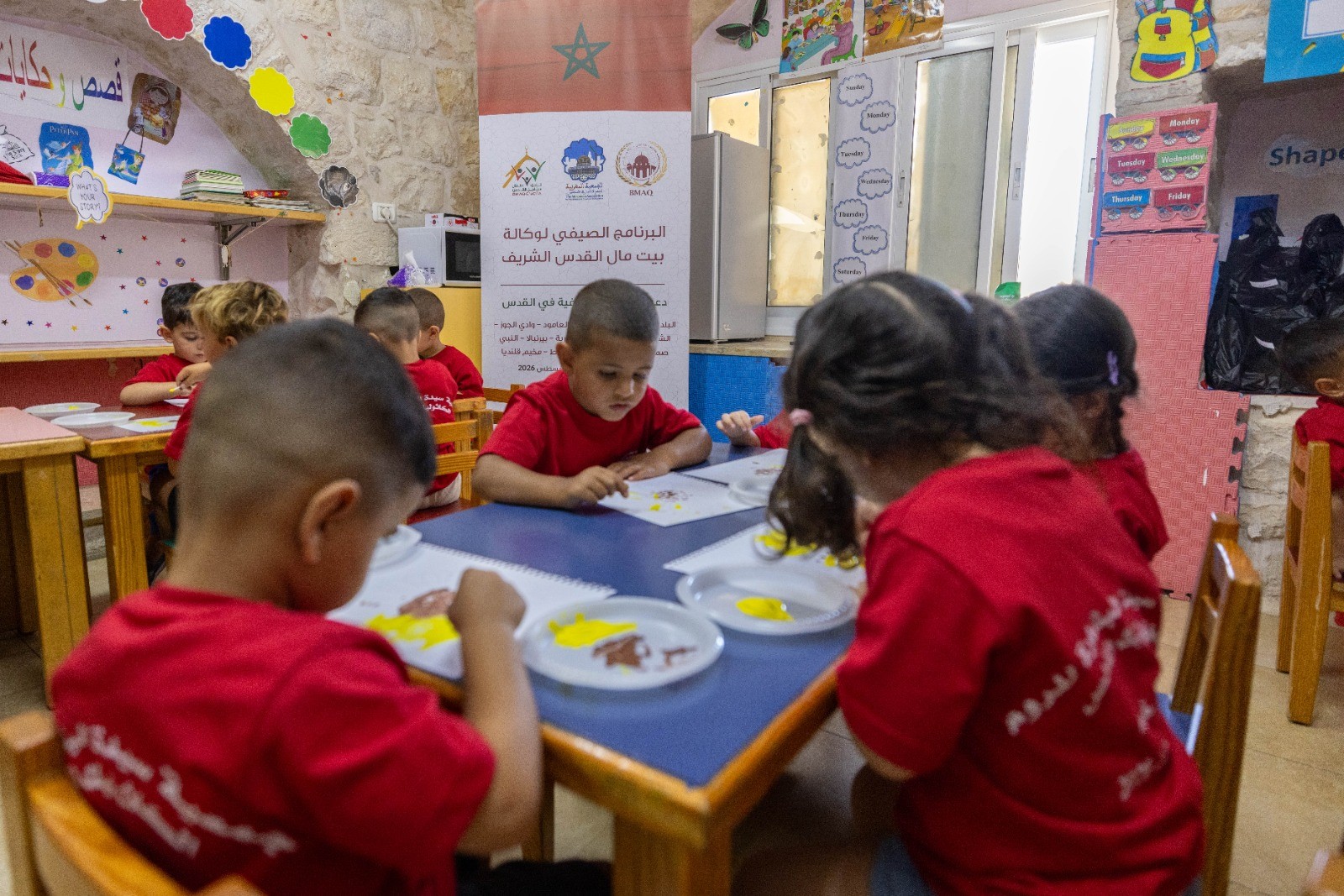 ورش الرسم وقراءة القصص تستقطب الأطفال في المدرسة الصيفية بجمعية سيدة البشارة بالقدس 1.jpg