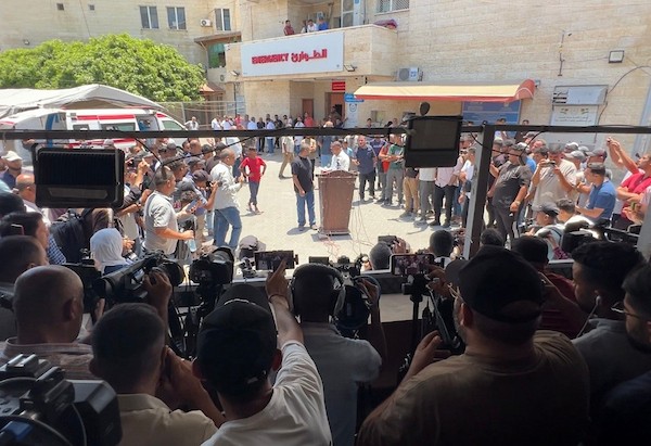 مؤتمر صحفي في مستشفى الأقصى بدير البلح، وسط قطاع غزة، في 6 يوليو/تموز 2026، للاعلان عن استقالة لجنة الطوارئ الحكومية والقائم بأعمال رئيس لجنة المتابعة الحكومية. صورة: حسن الجدي