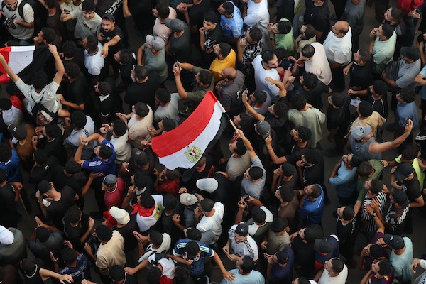 يتابع فلسطينيون البث المباشر لمباراة دور الـ16 من بطولة كأس العالم لكرة القدم بين مصر والأرجنتين في مدينة غزة يوم الثلاثاء 7 يوليو/تموز 2026. (صورة: عمر أشتوي)