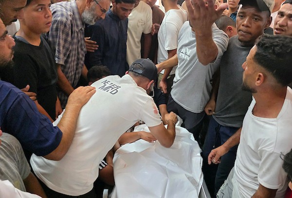 يحمل المسعفون جثتي رجل وامرأة فلسطينيين، بالإضافة إلى عدد من الجرحى، لدى وصولهم إلى مجمع ناصر الطبي في خان يونس، جنوب قطاع غزة، في 25 يوليو/تموز 2026.صورة: طارق محمد