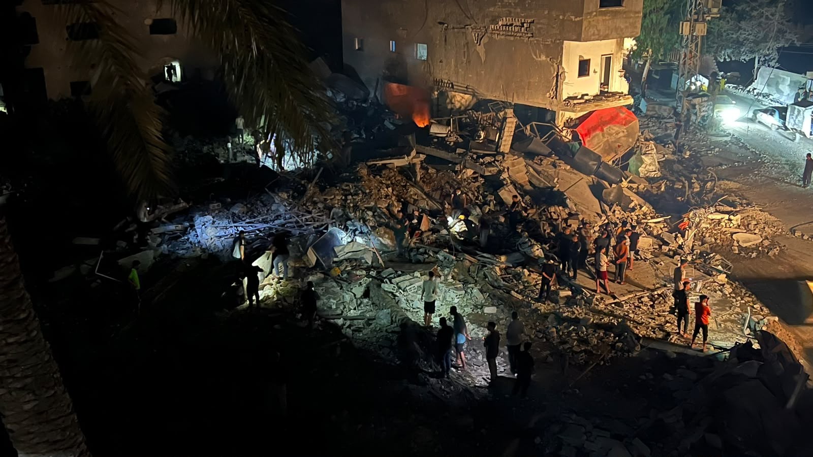 آثار الدمار الواسع عقب قصف إسرائيلي استهدف مربعًا سكنيًا في منطقة الحساينة، غربي مخيم النصيرات وسط قطاع غزة، ما أدى إلى تدمير وتضرر عدد من المنازل وتشريد نحو 20 أسرة..jpg