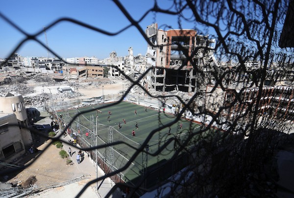 مبتورو الأطراف في غزة يعودون إلى الملعب برسالة صمود واندماج  شارك لاعبون فلسطينيون من مبتوري الأطراف، أصيبوا خلال الحرب في قطاع غزة، في مباراة رمزية أُقيمت على ملعب فلسطين بمدينة غزة، يوم 28 يوليو/تموز 2026، في مبادرة جمعت بين الرياضة والدعم الإنساني.  ونُظمت المباراة بالتعاون مع مؤسسة «دنيز فنيري»، بهدف دعم الرياضيين من مبتوري الأطراف وتعزيز دمج الأشخاص ذوي الإعاقة في المجتمع من خلال الرياضة، في ظل الظروف الصعبة التي يعيشها سكان القطاع.  وحملت عودة اللاعبين إلى أرض الملعب دلالة تتجاوز المنافسة الرياضية، إذ عكست تمسكهم بالحياة وقدرتهم على تجاوز آثار الإصابة واستعادة مساحة من النشاط والأمل، رغم التحديات الجسدية والنفسية التي خلّفتها الحرب.  وسعت المبادرة إلى تسليط الضوء على احتياجات المصابين من ذوي الإعاقة، وفتح المجال أمامهم لمواصلة ممارسة الرياضة والمشاركة الفاعلة في المجتمع.  تعليق الصورة: لاعبون فلسطينيون من مبتوري الأطراف يشاركون في مباراة رمزية على ملعب فلسطين بمدينة غزة، 28 يوليو/تموز 2026. تصوير: بلال أسامة.