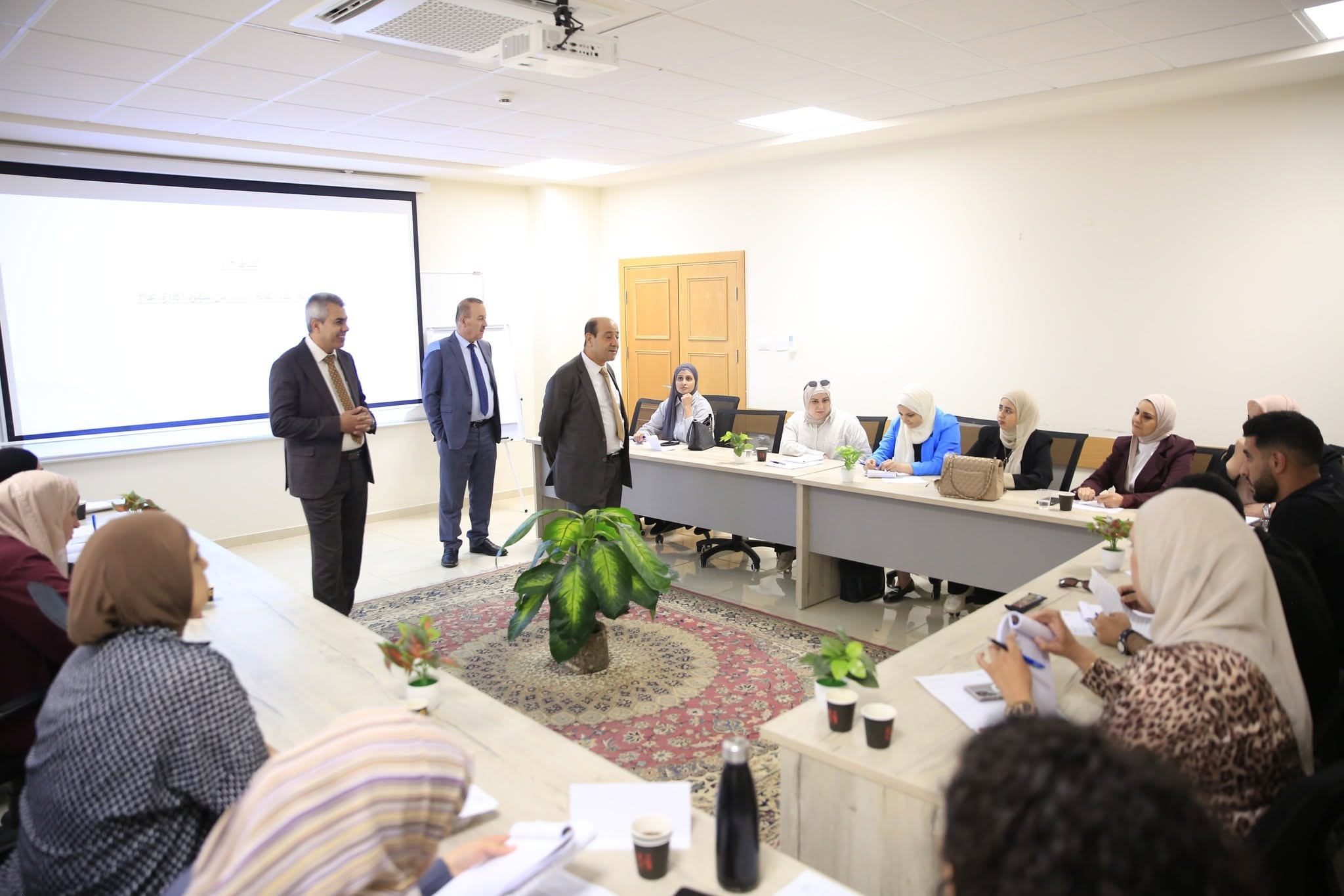 أبو زيد يتفقد القاعات التدريبية ويؤكد أهمية بناء القيادات الوطنية وتعزيز كفاءة الأداء المؤسسي.jpg