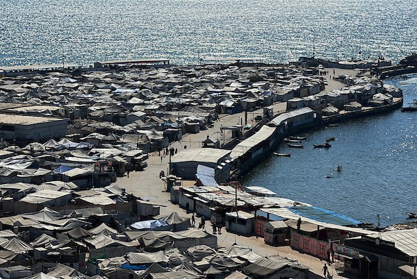 صورة عامة لخيام تأوي الفلسطينيين النازحين، تمتد على طول الساحل غرب مدينة غزة وبين أنقاض المباني التي دمرت خلال الحرب، في 1 يوليو/تموز 2026. تصوير: هادي داود