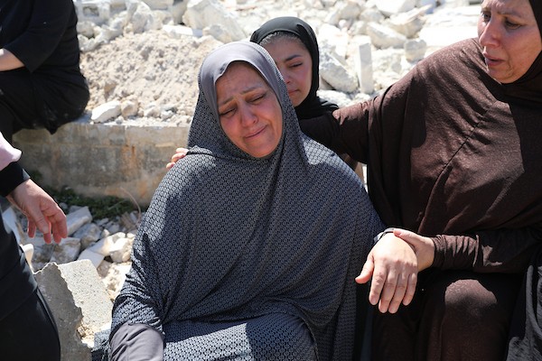 يجلس فلسطينيون على أنقاض منزل هدمته القوات الإسرائيلية في بلدة بيت عوا، جنوب الخليل، بالضفة الغربية ، في 20 يوليو/تموز 2026.صورة: مأمون وزواز