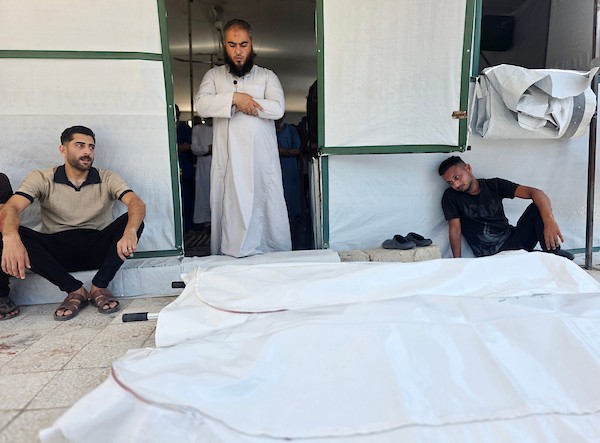 تجمع المشيعون خلال جنازة زياد زكريا اللحام وأشرف العماسي في خان يونس، جنوب قطاع غزة، في 6 يوليو/تموز 2026.صورة: طارق محمد