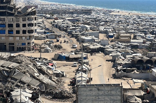 صورة عامة لخيام تأوي الفلسطينيين النازحين، تمتد على طول الساحل غرب مدينة غزة وبين أنقاض المباني التي دمرت خلال الحرب، في 1 يوليو/تموز 2026. تصوير: هادي داود