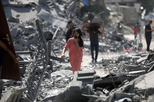 فلسطينيون يتفقدون الأضرار التي لحقت بمنازلهم في حي الشجاعية شرقي مدينة غزة، ويبحثون بين الركام عن ممتلكاتهم، عقب غارات إسرائيلية وتوغل بري في المنطقة، 27 تموز/يوليو 2026. تصوير: بلال أسامة