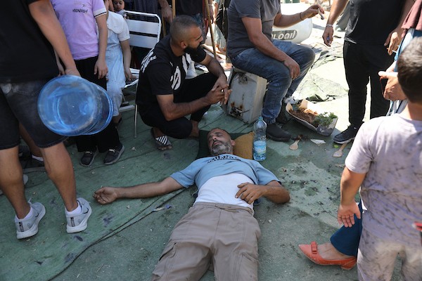 يجلس فلسطينيون على أنقاض منزل هدمته القوات الإسرائيلية في بلدة بيت عوا، جنوب الخليل، بالضفة الغربية ، في 20 يوليو/تموز 2026.صورة: مأمون وزواز