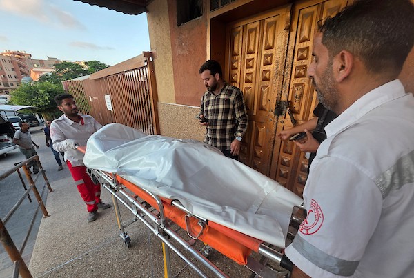 ينقل المسعفون جثمان الفلسطيني عمرو هاني أبو شباب، البالغ من العمر 22 عامًا، إلى مجمع ناصر الطبي بعد استشهاده في غارة جوية إسرائيلية على منطقة الستر الغربي في خان يونس، جنوب قطاع غزة، في 11 يوليو/تموز 2026. صورة: طارق محمد
