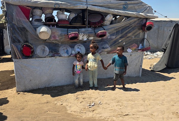 الفلسطينية النازحة شيرين نصار تجهّز مستلزمات الزفاف داخل خيمتها في منطقة المواصي، غربي خان يونس، في 22 يوليو/تموز 2026. تصوير: طارق محمد