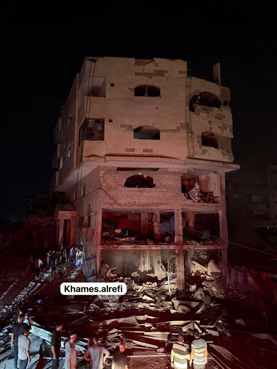 آثار الدمار الذي خلّفه قصف طائرات الاحتلال لمنزل يعود لعائلة أبو سمرة في مدينة غزة.jpg