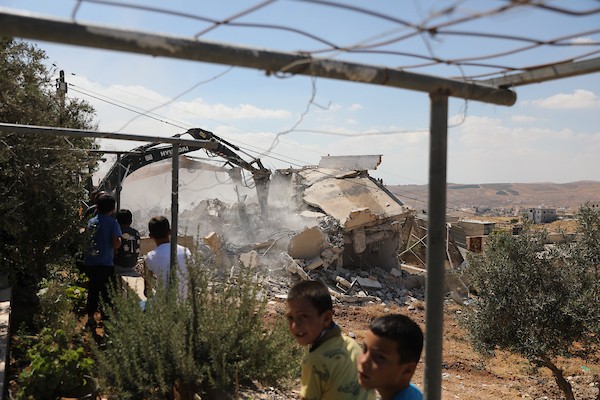 آثار هدم منزل المواطن الفلسطيني إياد مصلح العمور في منطقة خلة المية، شرق يطا جنوب الخليل، في 9 يوليو/تموز 2026. كان المنزل المكون من طابقين يأوي ثلاث عائلات تضم 15 فردًا، قبل أن تهدمه القوات الإسرائيلية بذريعة عدم الترخيص. (تصوير: مأمون وزواز)
