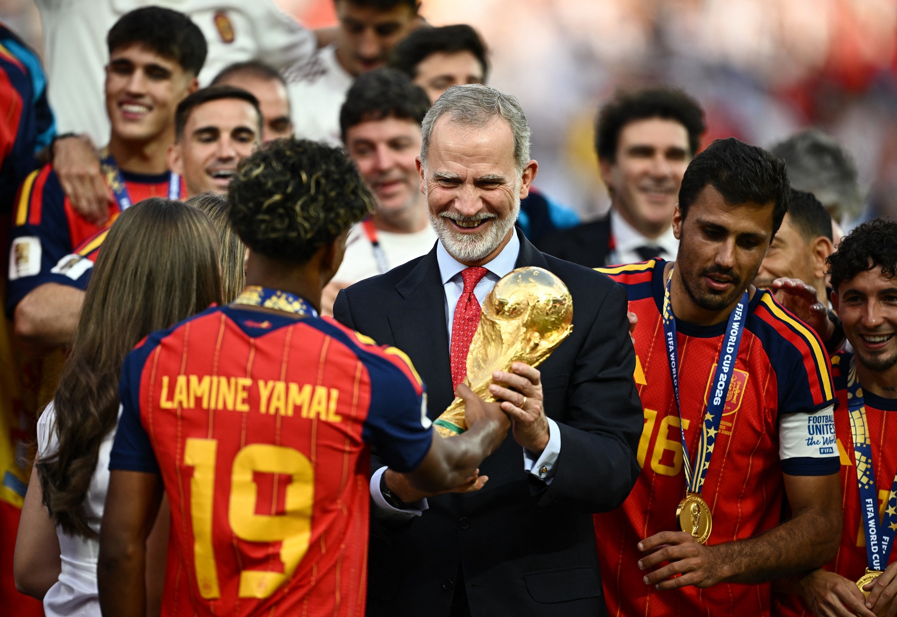 لامين يامال (لاعب المنتخب الإسباني) يسلم كأس العالم للملك فيليبي السادس ملك إسبانيا، وذلك خلال احتفالهما بالفوز باللقب. 19 تموز 2026. (رويترز).jpg
