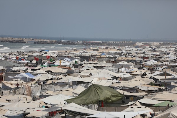 فلسطينيون نازحون يعيشون داخل خيام مؤقتة مكتظة على طول شاطئ مدينة غزة، في 9 يوليو/تموز 2026، وسط حرارة صيفية مرتفعة ونقص في المياه النظيفة والخدمات الأساسية، بعد فرارهم من مناطق متفرقة من القطاع. (تصوير: بلال أسامة)