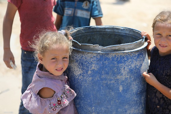 فلسطينيون نازحون يعيشون داخل خيام مؤقتة مكتظة على طول شاطئ مدينة غزة، في 9 يوليو/تموز 2026، وسط حرارة صيفية مرتفعة ونقص في المياه النظيفة والخدمات الأساسية، بعد فرارهم من مناطق متفرقة من القطاع. (تصوير: بلال أسامة)