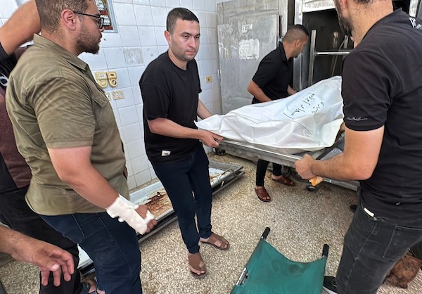 ودّع المشيّعون جثامين عمر أبو قاسم وزوجته وابنتهما بعد استشهادهم في غارة جوية إسرائيلية استهدفت شقتهم في دير البلح، وسط قطاع غزة، في 15 يوليو/تموز 2026.صورة: أحمد إبراهيم