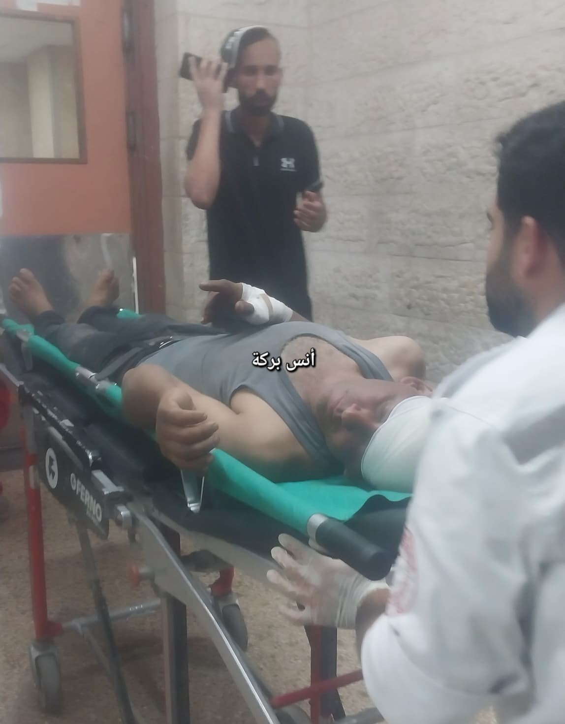 وصول اصابتين بعد استهداف منزل غرب مدينة دير البلح يعود لعائلة بركة.jpg