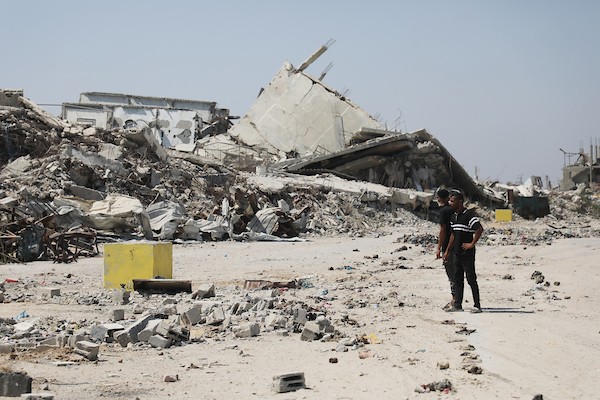 فلسطينيون نازحون يحملون أمتعتهم أثناء مغادرتهم حي الزيتون بمدينة غزة، في 22 يوليو/تموز 2026، بعدما تقدّم الجيش الإسرائيلي بحواجز خرسانية تُعرف باسم «الخط الأصفر».تصوير: بلال أسامة